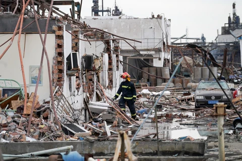 Lực lượng cứu hộ khắc phục hậu quả vụ nổ nhà máy phân bón ở Diêm Thành, Trung Quốc ngày 23/3/2019. (Nguồn: THX/TTXVN) 