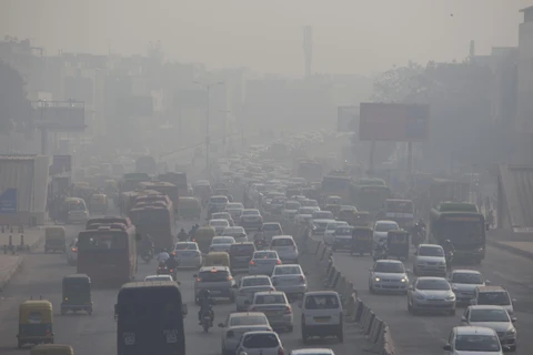 Khói mù ô nhiễm bao phủ dày đặc tại New Delhi, Ấn Độ. (Nguồn: AFP/TTXVN) 
