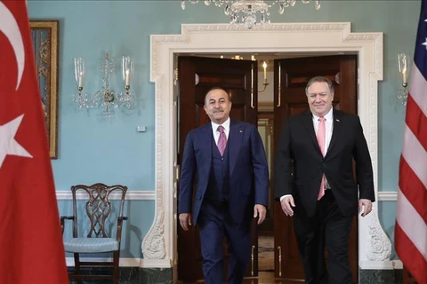 Ngoại trưởng Thổ Nhĩ Kỳ Mevlut Cavusoglu (trái) và người đồng cấp phía Mỹ Mike Pompeo. (Nguồn: aa.com.tr) 