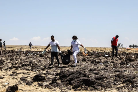 Nhân viên cứu hộ tìm kiếm thi thể các nạn nhân vụ tai nạn máy bay Boeing 737 MAX của Hãng hàng không Ethiopian Airlines gần thị trấn Bishoftu, cách Addis Ababa khoảng 60km về phía đông nam ngày 10/3/2019. (Nguồn: AFP/TTXVN) 