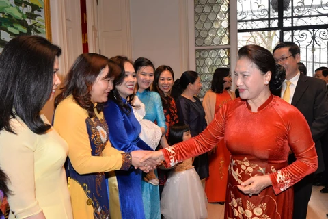 Chủ tịch Quốc hội Nguyễn Thị Kim Ngân với cán bộ, nhân viên Đại sứ quán Việt Nam và kiều bào tại Bỉ. (Ảnh: Trọng Đức/TTXVN) 