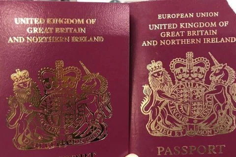 Hộ chiếu không có dòng chữ 'Liên minh châu Âu,' và hộ chiếu cũ. (Nguồn: PA) 