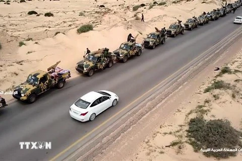 Đoàn xe quân sự thuộc Lực lượng Quân đội Quốc gia Libya do Tướng Khalifa Haftar đứng đầu tiến về miền Tây Libya và thủ đô Tripoli ngày 3/4/2019. (Nguồn: AFP/TTXVN) 