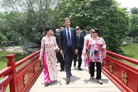 Thủ tướng Hà Lan Mark Rutte qua cầu Thê Húc vào tham quan đền Ngọc Sơn (Hà Nội), trong chuyến thăm chính thức lần đầu tiên tới Việt Nam từ ngày 16-17/6/2014. (Ảnh: Doãn Tấn – TTXVN) 