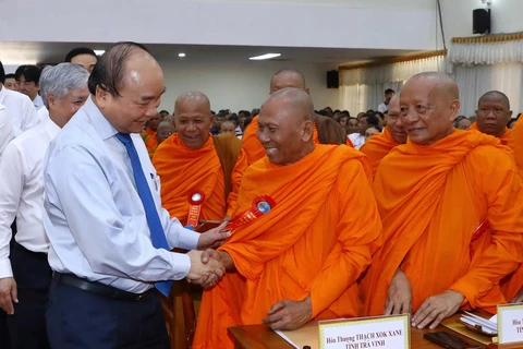 Thủ tướng Nguyễn Xuân Phúc dự gặp mặt đại biểu tiêu biểu dân tộc Khmer nhân dịp Tết cổ truyền Chôl Chnăm Thmây 2019. (Ảnh: Thống Nhất/TTXVN)