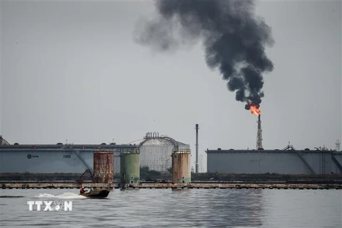 Một cơ sở lọc dầu ở hồ Maracaibo, Venezuela. (Nguồn: AFP/TTXVN)