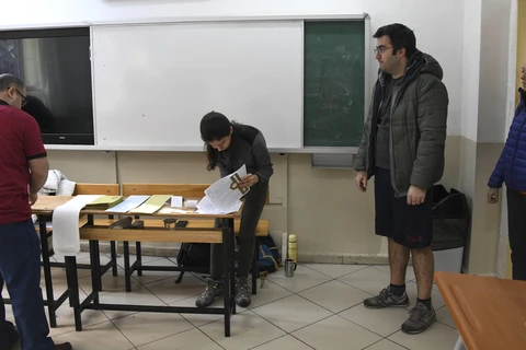 Trong ảnh: Cử tri bỏ phiếu tại điểm bầu cử ở Istanbul, Thổ Nhĩ Kỳ, ngày 31/1/2019. (Nguồn: THX/TTXVN) 
