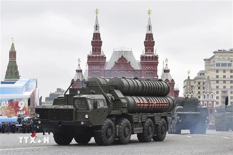 Hệ thống phòng thủ tên lửa tầm trung S-400 Triumph của Nga tại cuộc diễu binh nhân kỷ niệm Ngày Chiến thắng ở Moskva ngày 9/5/2017. (Nguồn: AFP/TTXVN) 