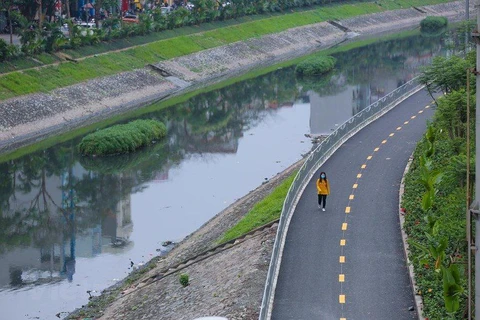 Đường đi bộ dọc sông Tô Lịch, Hà Nội. (Ảnh: PV/Vietnam+) 