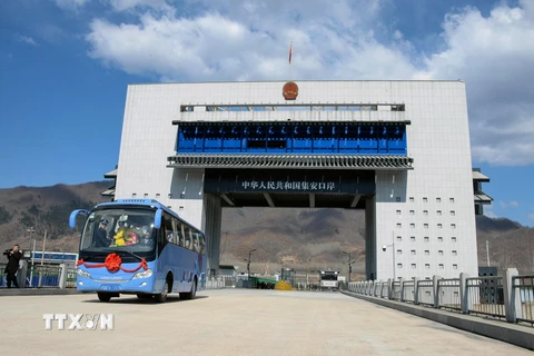 Xe buýt du lịch đi qua cửa khẩu mới khai trương nối thành phố Cát An của Trung Quốc với Manpo của Triều Tiên, ngày 8/4/2019. (Nguồn: AFP/TTXVN) 