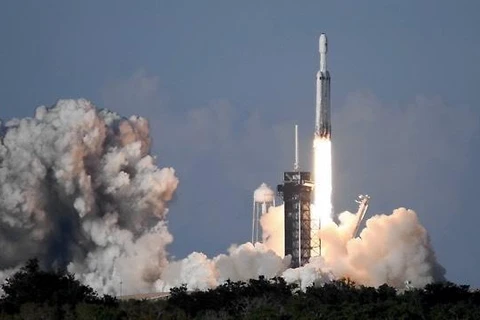 Tên lửa Falcon Heavy có lực đẩy mạnh trên 2,3 triệu kg, tương đương sức đẩy của khoảng 18 chiếc Boeing 747. (Nguồn: CBS) 