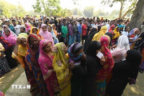 Cử tri Ấn Độ xếp hàng chờ bỏ phiếu tại một địa điểm bầu cử ở làng Samuguri, cách thủ phủ Guwahati, bang Assam khoảng 150 km ngày 11/4. (Nguồn: AFP/TTXVN) 