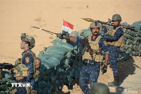 Các lực lượng Iraq làm nhiệm vụ trong chiến dịch truy quét IS. (Nguồn: AFP/TTXVN) 