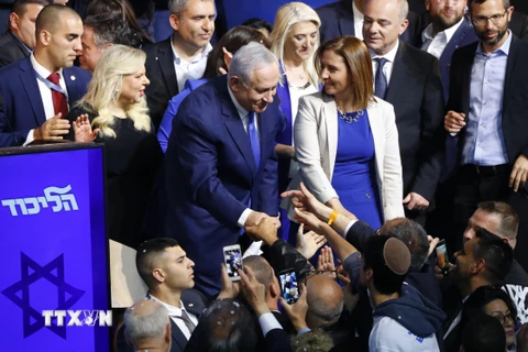 Thủ tướng Israel Benjamin Netanyahu (giữa) mừng chiến thắng với những người ủng hộ tại trụ sở đảng Likud ở Tel Aviv, ngày 10/4/2019. (Nguồn: AFP/TTXVN) 