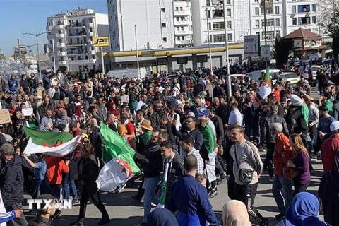 Biểu tình tại trung tâm thủ đô Algiers. (Ảnh: Tấn Đạt/TTXVN) 