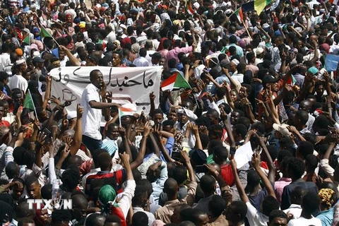 Người biểu tình Sudan tuần hành sau khi Tổng thống Omar al-Bashir bị phế truất, tại thủ đô Khartoum ngày 11/4/2019. (Nguồn: AFP/TTXVN) 