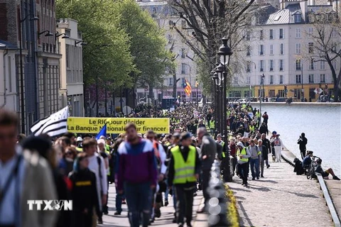 Người biểu tình Áo vàng tập trung tại khu vực La Defense, phía tây Paris, Pháp, ngày 6/4. (Nguồn: AFP/TTXVN) 