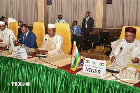 Lãnh đạo các nước thành viên của Cộng đồng Sahel-Sahara tham dự hội nghị ở N'Djamena, Cộng hòa Chad ngày 13/4. (Nguồn: AFP/TTXVN) 