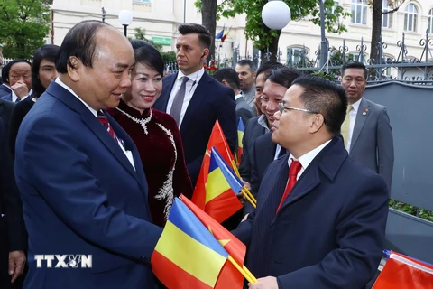 Thủ tướng Nguyễn Xuân Phúc và Phu nhân đến thăm và nói chuyện với cán bộ nhân viên Đại sứ quán và cộng đồng người Việt Nam tại Romania. (Ảnh: Thống Nhất/TTXVN) 