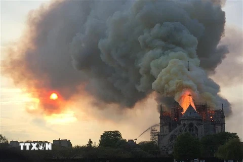 Lửa khói bao trùm nóc Nhà thờ Đức Bà ở Paris, Pháp ngày 15/4/2019. (Nguồn: AFP/TTXVN) 