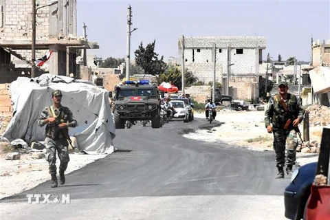 Binh sỹ quân đội chính phủ Syria và binh sỹ Nga tuần tra tại tỉnh Idlib, Syria. (Nguồn: AFP/TTXVN) 