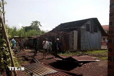 Nhiều ngôi nhà ở Bình Phước bị tốc mái. (Ảnh: K GỬIH/TTXVN) 
