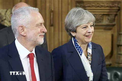 Thủ tướng Anh Theresa May (phải) và lãnh đạo Công đảng Jeremy Corbyn trong cuộc gặp tại London. (Nguồn: AFP/ TTXVN) 