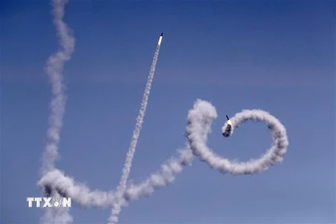 Rocket được bắn từ dải Gaza sang lãnh thổ Israel ngày 4/5. (Nguồn: AFP/TTXVN) 