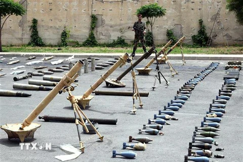 Quân đội Syria trưng bày các loại vũ khí đạn dược thu giữ từ tay phiến quân. (Nguồn: THX/TTXVN) 