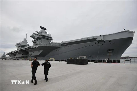 Tàu sân bay HMS Queen Elizabeth tại căn cứ hải quân Portsmouth, miền Nam Anh ngày 16/8/2017. (Nguồn: AFP/ TTXVN) 
