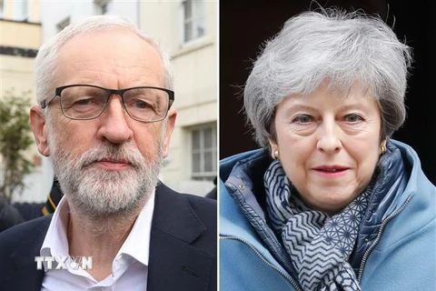Thủ tướng Theresa May (phải) và thủ lĩnh Công đảng ông Jeremy Corbyn (trái). (Nguồn: AFP/TTXVN) 