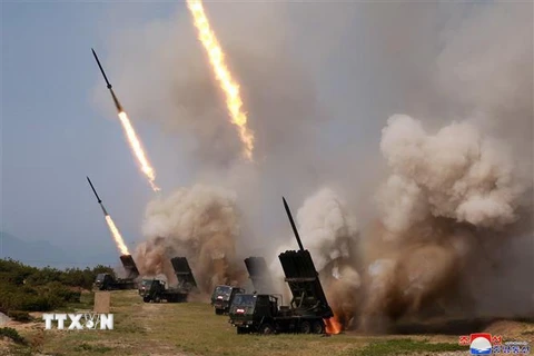 Triều Tiên tiến hành thử vũ khí dẫn đường chiến thuật mới và nhiều giàn phóng rocket mới ngày 4/5. (Nguồn: Yonhap/TTXVN) 