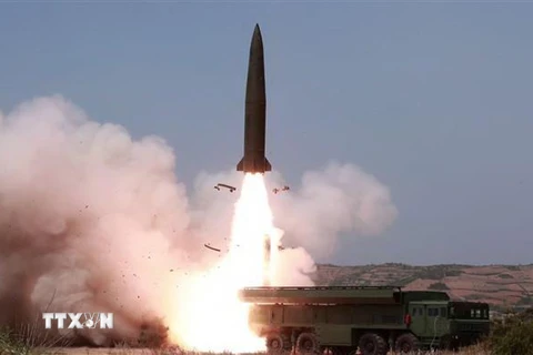 Một loại vũ khí chiến lược tương tự tên lửa đạn đạo Iskander được phóng thử nghiệm tại Triều Tiên. (Nguồn: Yonhap/TTXVN) 