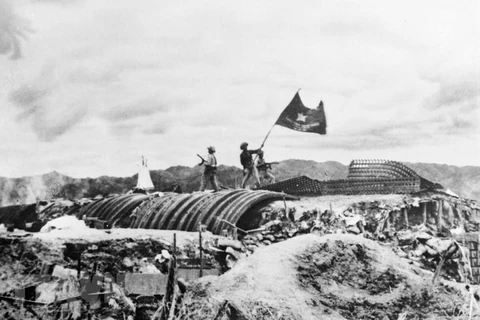 Chiều 7/5/1954, lá cờ Quyết chiến - Quyết thắng của quân đội ta tung bay trên nóc hầm tướng De Castries. Chiến thắng Điện Biên Phủ buộc Pháp phải ký kết Hiệp định Geneva về chấm dứt chiến tranh, lập lại hòa bình ở Đông Dương, kết thúc thắng lợi cuộc kháng
