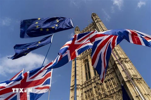 Cờ Anh (phía dưới) và cờ EU (phía trên) bên ngoài tòa nhà Quốc hội Anh ở London, ngày 28/3/2019. (Nguồn: AFP/ TTXVN) 