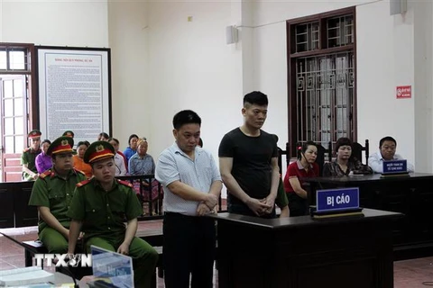 Bị cáo Phàng A Nhà và Nguyễn Văn Vẻ tại phiên tòa. (Ảnh: Thanh Hải/TTXVN) 