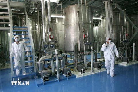 Các kỹ thuật viên làm việc trong cơ sở làm giàu urani Isfahan, cách thủ đô Tehran (Iran) 420km về phía Nam. (Nguồn: AFP/TTXVN) 