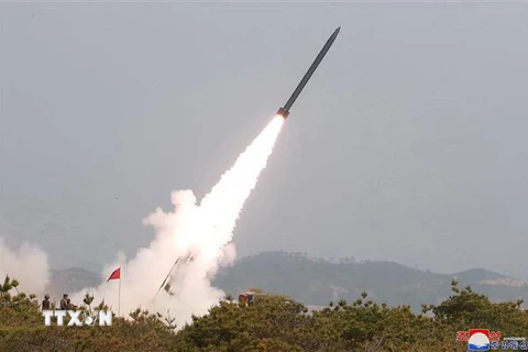 Một loại vũ khí chiến thuật được Triều Tiên thử nghiệm tại một địa điểm không xác định ngày 4/5. (Nguồn: AFP/TTXVN) 