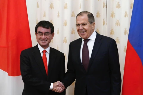 Ngoại trưởng Nga Sergey Lavrov (phải) có cuộc hội đàm với người đồng cấp Nhật Bản Taro Kono. (Nguồn: Reuters) 