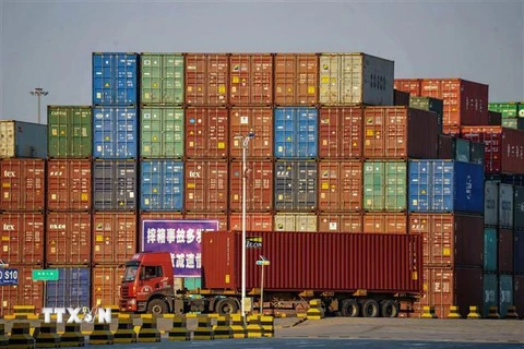 Container hàng hóa chờ bốc dỡ tại cảng Thanh Đảo, tỉnh Sơn Đông, Trung Quốc ngày 12/10/2019. (Nguồn: AFP/TTXVN) 