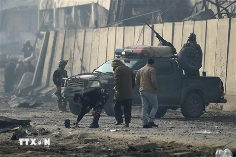 Cảnh sát điều tra tại hiện trường một vụ đánh bom xe ở Kabul, Afghanistan. (Nguồn: AFP/TTXVN) 