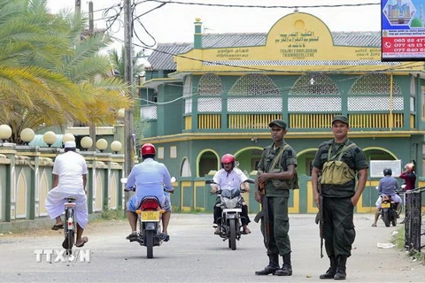 Cảnh sát Sri Lanka gác bên ngoài một nhà thờ Hồi giáo ở Kattankudy. (Nguồn: AFP/TTXVN) 