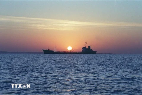 Một tàu chở nước ngọt của Iran ở ngoài khơi đảo Qeshm thuộc Eo biển Hormuz. (Nguồn: AFP/TTXVN) 