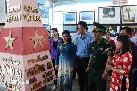 Các đại biểu tham quan một cuộc Triển lãm bản đồ và trưng bày tư liệu Hoàng Sa, Trường Sa của Việt Nam - Những bằng chứng lịch sử và pháp lý. (Ảnh: Nhật Bình/TTXVN)