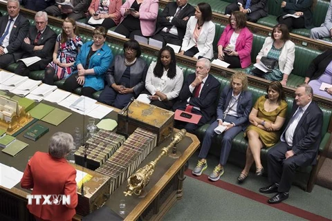 Thủ tướng Anh Theresa May (trái) trong phiên chất vấn tại Hạ viện ở London ngày 15/5/2019. (Nguồn: THX/TTXVN) 