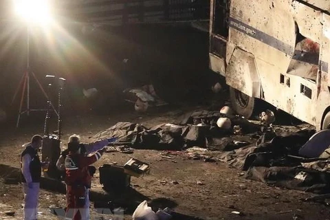 Các điều tra viên làm nhiệm vụ hiện trường vụ nổ ở Istanbul ngày 10/12/2016. (Nguồn: EPA/TTXVN) 