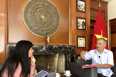 Đại sứ Nguyễn Hoài Dương trả lời phỏng vấn báo Excelsior. (Nguồn: Đại sứ quán Việt Nam tại Mexico) 