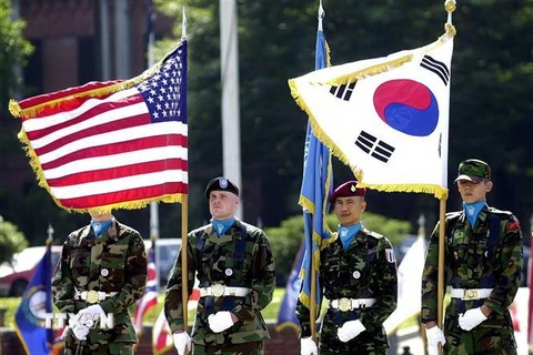 Binh sỹ Mỹ và Hàn Quốc tại lễ kỷ niệm ngày ký Hiệp ước quân sự chung Mỹ-Hàn ở căn cứ quân sự Yongsan thuộc Seoul (Hàn Quốc). (Nguồn: AFP/TTXVN) 