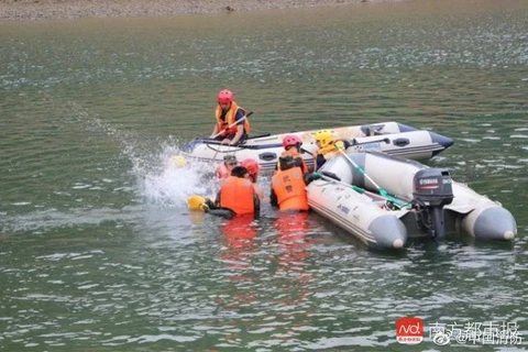 Nhân viên cứu hộ tại hiện trường. (Nguồn: sohu.com) 