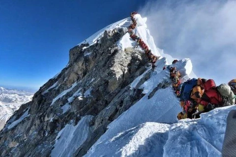 Dòng người leo núi xếp hàng chen chúc trên Everest. (Nguồn: AFP) 